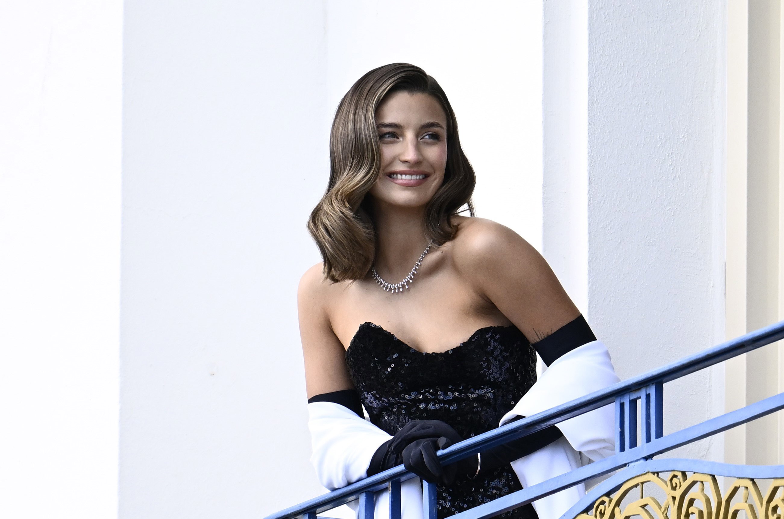 Cannes 2024: Julia Wieniawa debiutuje na festiwalu filmowym w kreacji w stylu Złotej Ery Hollywood