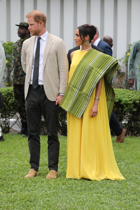 meghan-markle-w-zoltej-sukni-projektu-caroliny-herrery-fa6da2e