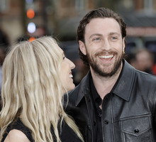 Aaron Taylor Johnson z żoną zerkali na siebie czule na czerwonym dywanie