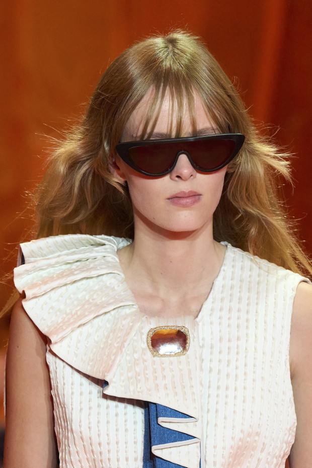 Włosy do ramion z grzywką inspiracje - Louis Vuitton ss 2024