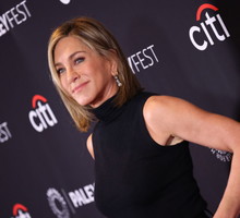 Zapomnijcie o manicure w stylu Old Money. Klasyczne Pink Milky Nails to idealne paznokcie na wiosnę według Jennifer Aniston