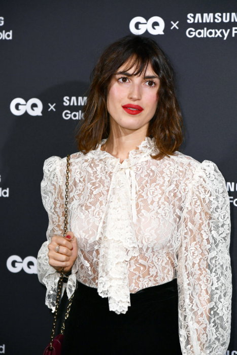 Jeanne Damas w grzywce wispy bangs