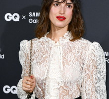 Jeanne Damas w grzywce wispy bangs