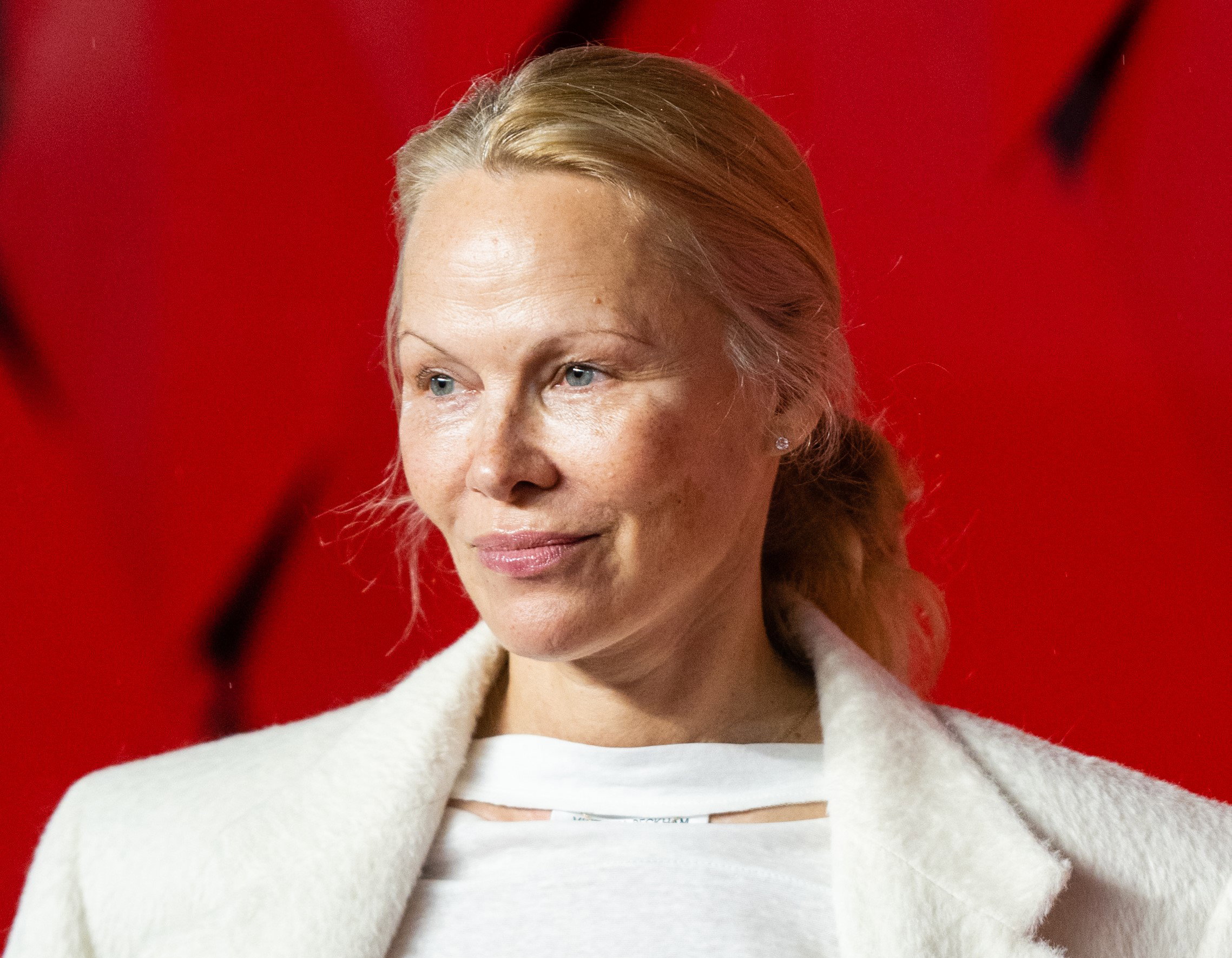 Naturalna Pamela Anderson po raz kolejny pokazuje się bez makijażu i wygląda lepiej niż kiedykolwiek