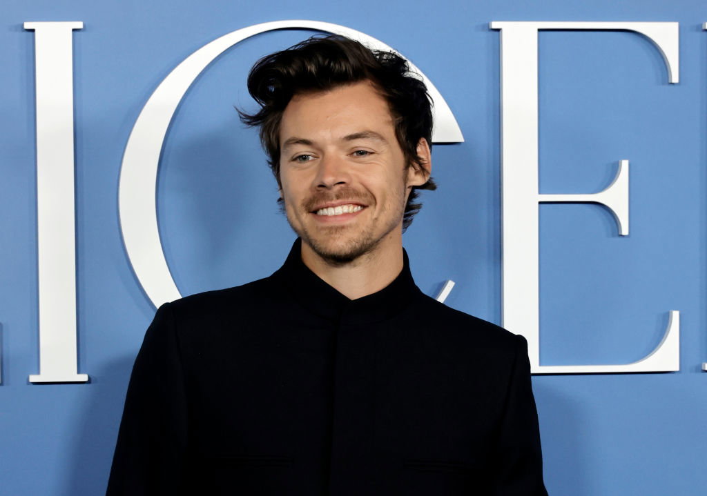 Harry Styles zadebiutował w nowej fryzurze. Artysta postawił na modny mullet w stylu lat 80. TikTok oszalał na punkcie tego cięcia