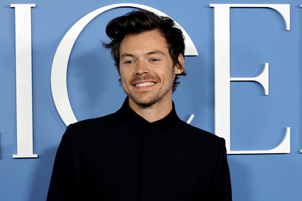 Harry Styles zadebiutował w nowej fryzurze. Artysta postawił na modny mullet w stylu lat 80. TikTok oszalał na punkcie tego cięcia