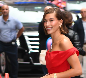 Aperol spritz make up to wiralowy trend na TikToku. Najmodniejszym makijażem lata okrzyknęła go również Hailey Bieber