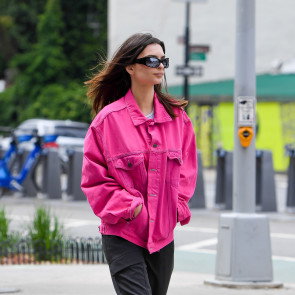 Emily Ratajkowski lansuje kurtkę na wiosnę 2024 w modnym kolorze. Ten model znamy z lat 90.