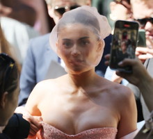 Kylie Jenner na pokazie Schiaparelli Haute Couture jesień-zima 2024/2025