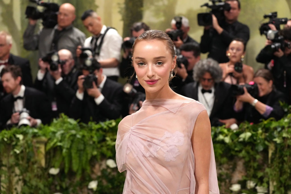 Dlaczego Phoebe Dynevor, która wcieliła się w rolę Daphne w “Bridgertonach”, nie pojawiła się w 3 sezonie?