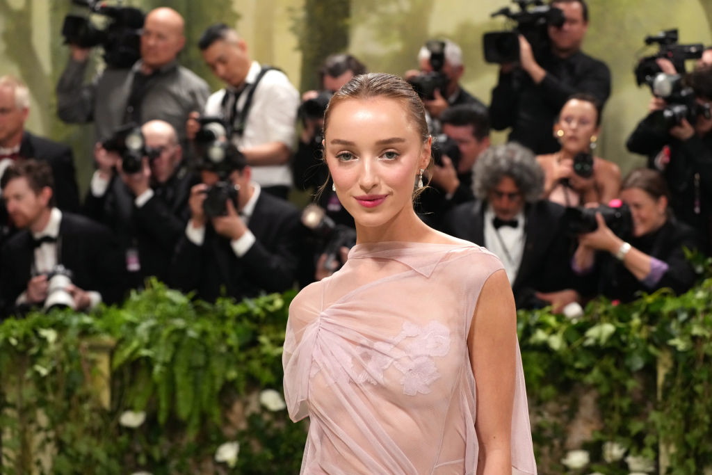 Dlaczego Phoebe Dynevor, która wcieliła się w rolę Daphne w “Bridgertonach”, nie pojawiła się w 3 sezonie?
