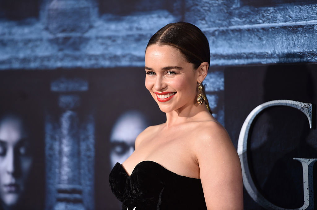 Emilia Clarke zaskakuje nową fryzurą. Aktorka zrezygnowała z ciemnych włosów i postawiła na wakacyjną koloryzację “golden honey blonde”