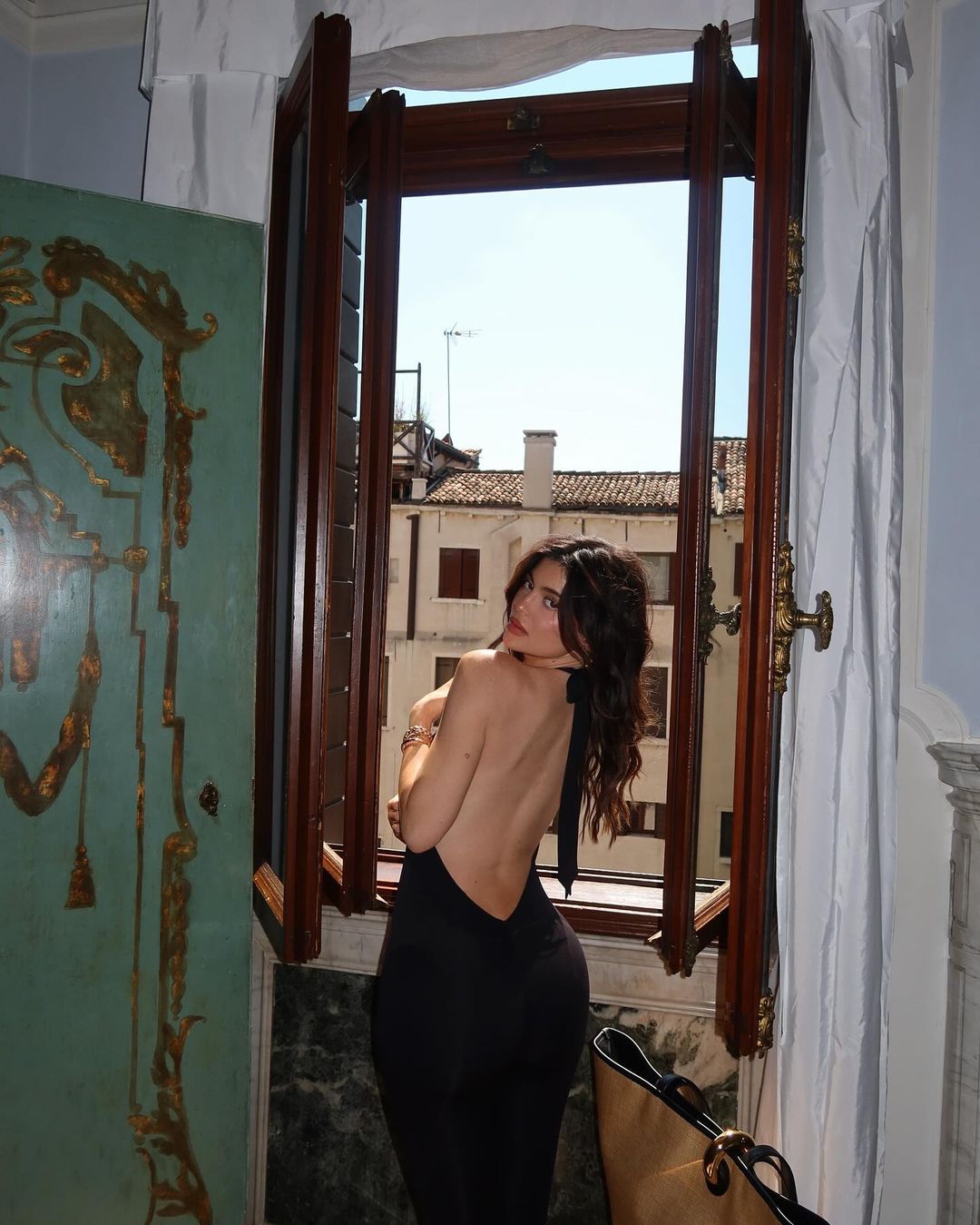 Kylie Jenner na wakacjach w Italii w sukni odsłaniającej plecy