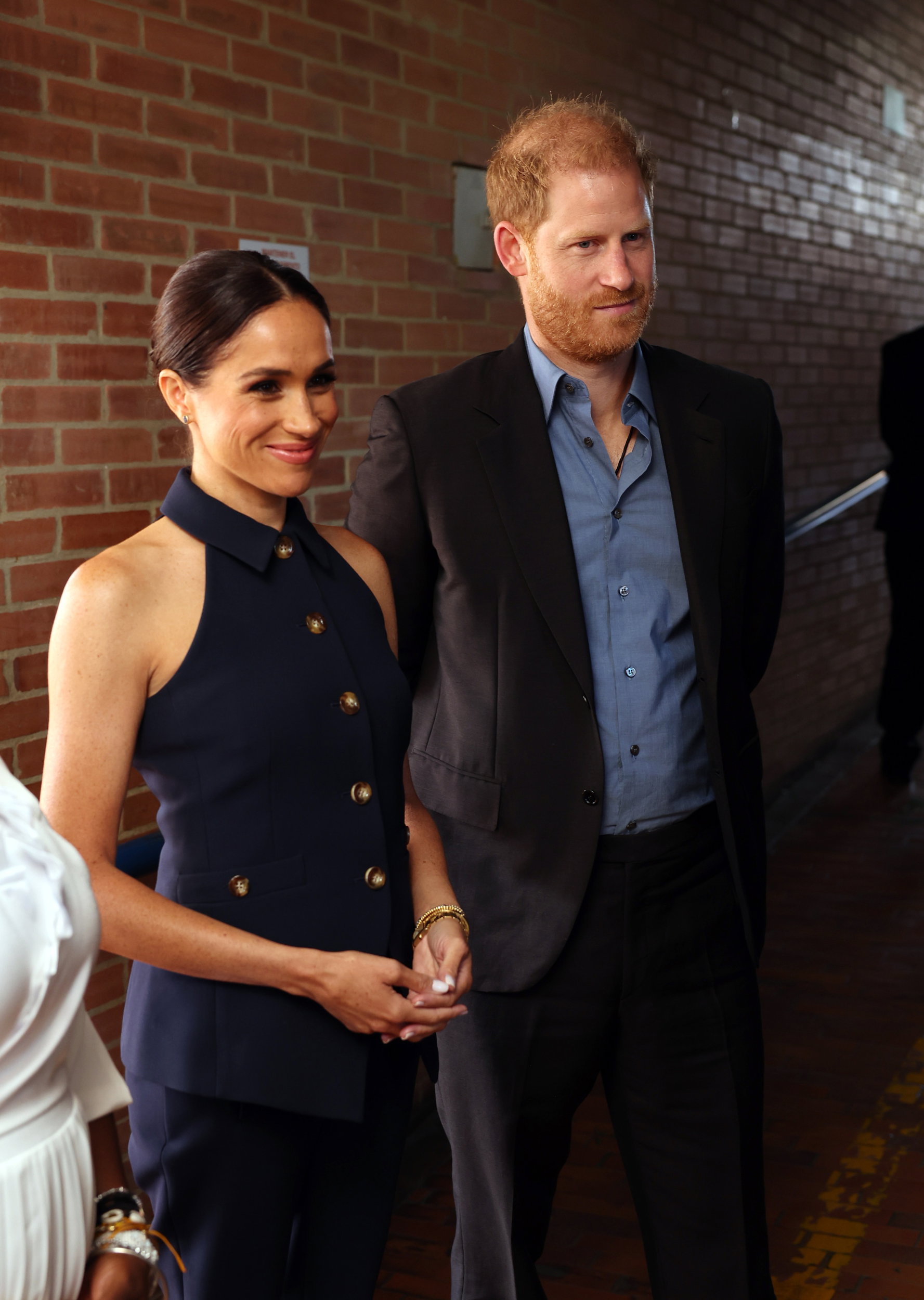 Dawno niewidziana Meghan Markle zachwyca u boku księcia Harry’ego w stylowym garniturze quiet luxury podczas podróży do Kolumbii