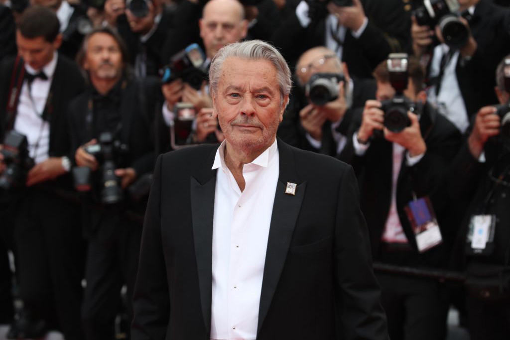Alain Delon nie żyje. Twarz francuskiej Nowej Fali i jeden z najwybitniejszych współczesnych aktorów zmarł w wieku 88 lat