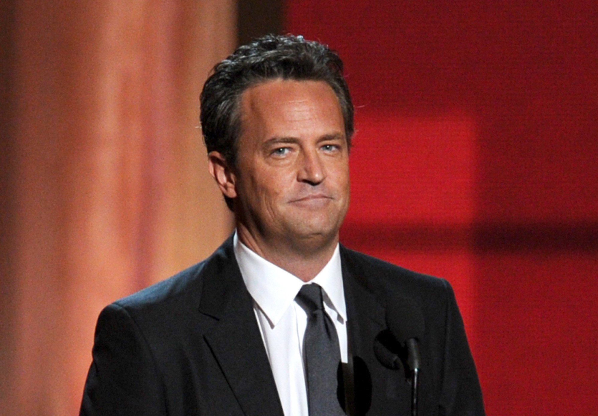 Nowe fakty w sprawie śmierci Matthew Perry’ego. Policja aresztowała jego lekarzy
