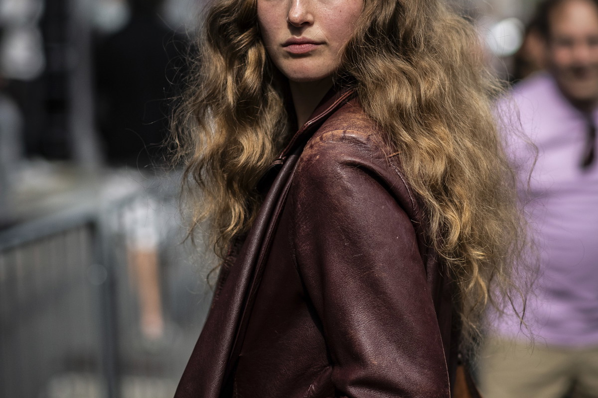Trendy jesień-zima 2025 – modne kolory włosów według ekspertów. Wśród nich “cool bronde” i “cinnamon hair” dla kobiet w każdym wieku