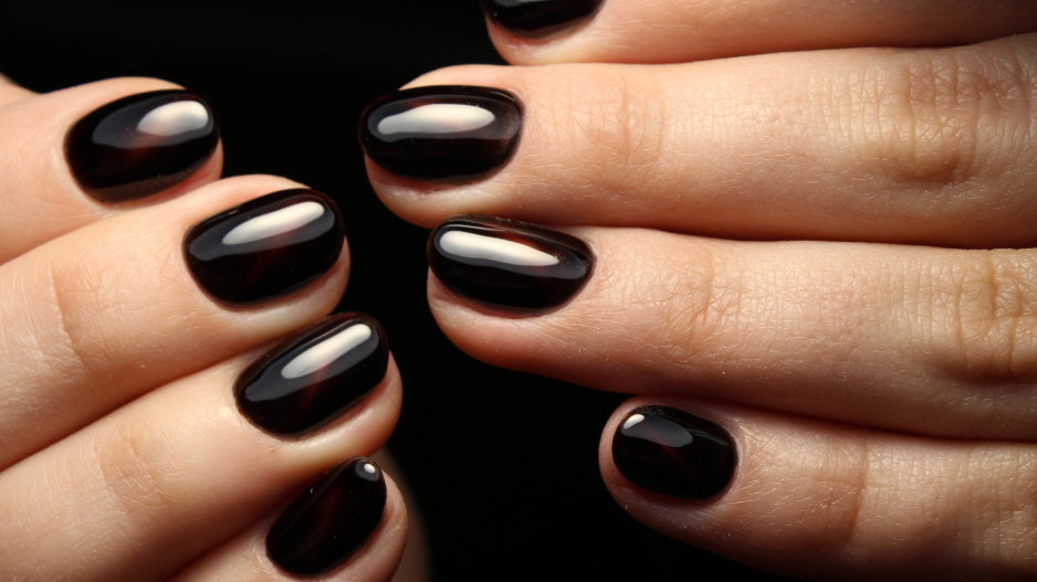 Dark plum nails czyli śliwkowe paznokcie hitem na początek jesieni 2024