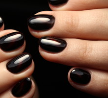 Dark plum nails czyli śliwkowe paznokcie hitem na początek jesieni 2024