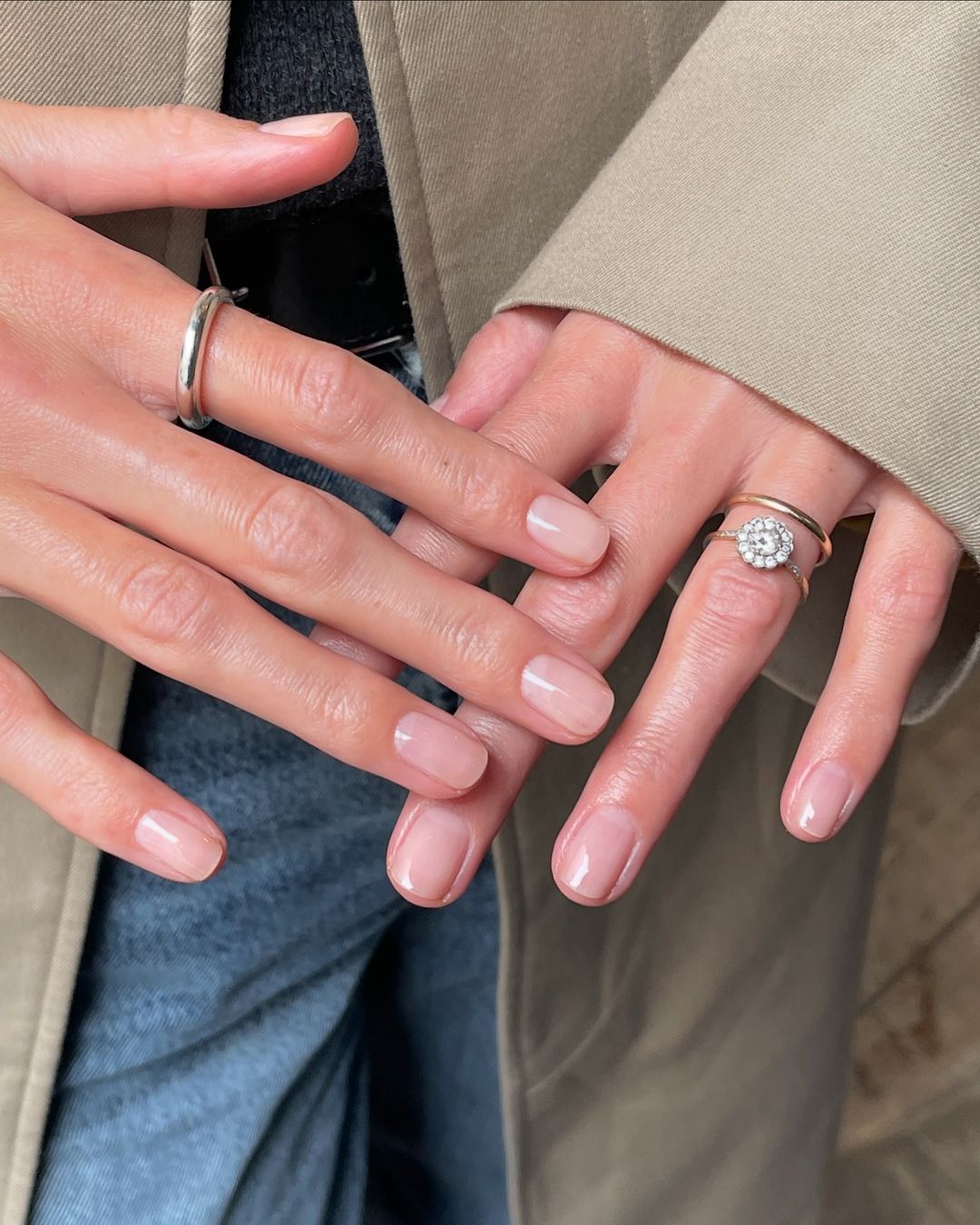 TOP 3 stylizacji paznokci na jesień 2024. Wśród nich klasyczne “glossy soap nails”, które lansuje Selena Gomez