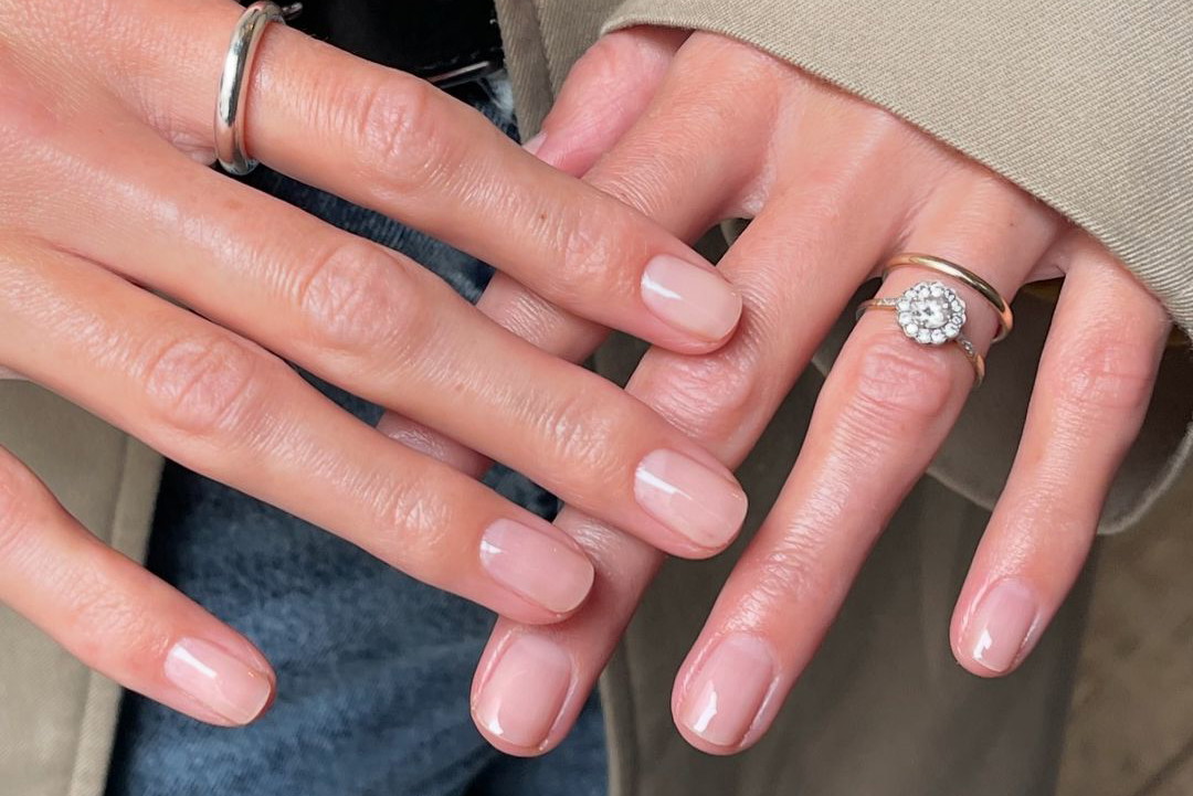 TOP 3 stylizacji paznokci na jesień 2024. Wśród nich klasyczne “glossy soap nails”, które lansuje Selena Gomez