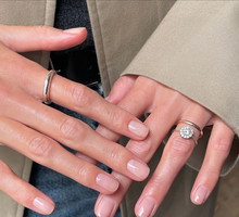 TOP 3 stylizacji paznokci na jesień 2024. Wśród nich klasyczne “glossy soap nails”, które lansuje Selena Gomez