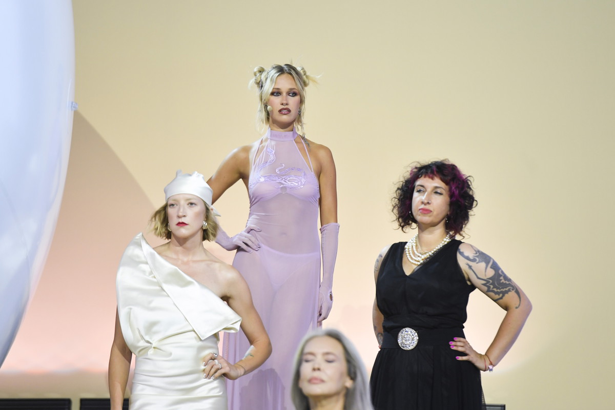 Helena Englert w przezroczystej kreacji “naked dress” pozuje z mamą na gali 30-lecia ELLE. Podobne?