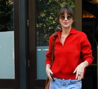 Dakota Johnson w idealnym swetrze na jesień