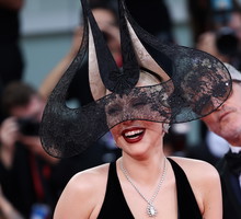 Lady Gaga i Joaquin Phoenix otrzymali 11-minutowe owacje na stojąco po premierze “Joker: Folie à deux”. Gwiazda zachwyciła w kreacji Diora