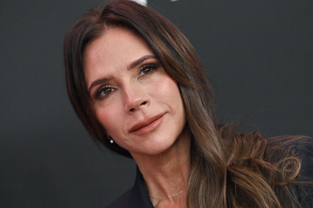 Victoria Beckham zmieniła fryzurę na “posh spice bob”. 50-letnia gwiazda przywraca kultowe cięcie z lat 90.
