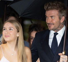 Harper Beckham w sukience projektu mamy