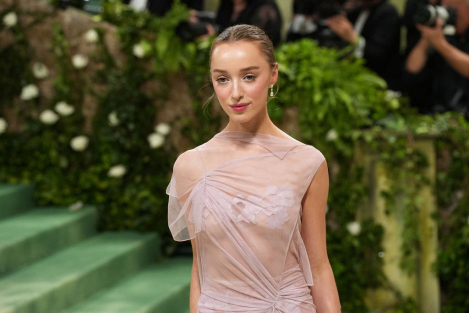Phoebe Dynevor zaręczyła się. Wiedzieliście, że gwiazda “Bridgertonów” jest w związu ze znanym aktorem?