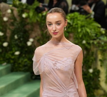 Phoebe Dynevor zaręczyła się. Wiedzieliście, że gwiazda “Bridgertonów” jest w związu ze znanym aktorem?