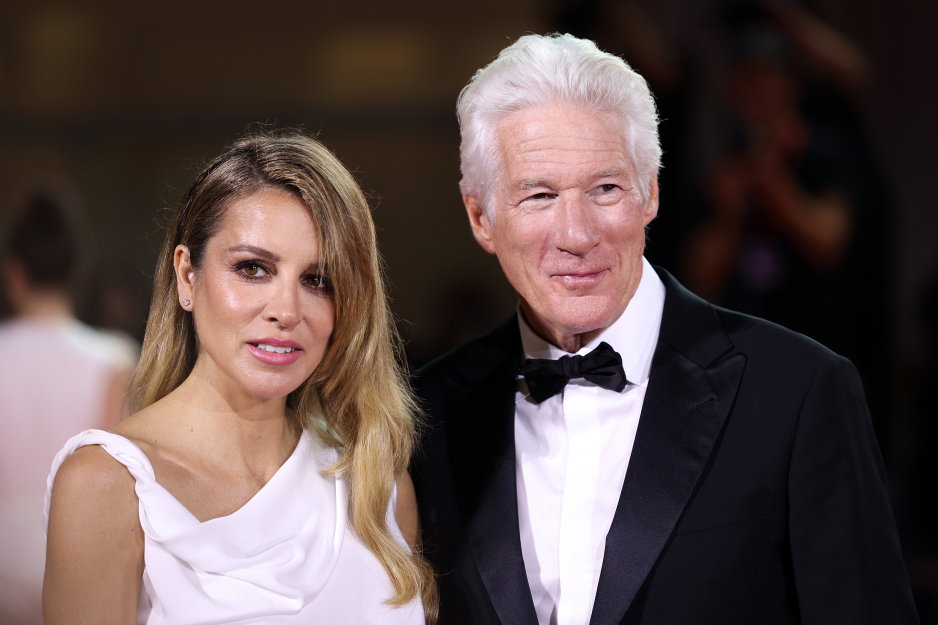 Richard Gere z żoną Alejandrą Silver na czerwonym dywanie w Wenecji