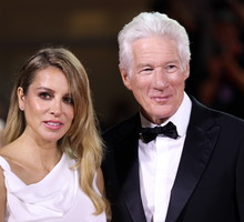 Richard Gere z żoną Alejandrą Silver na czerwonym dywanie w Wenecji