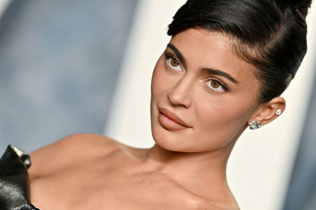 Kylie Jenner w T-shircie z nadrukiem polskiej marki w stylu lat 90. udowadnia, że to modny fason na jesień 2024