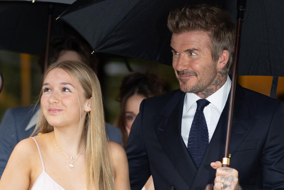 Harper Beckham w sukience projektu mamy