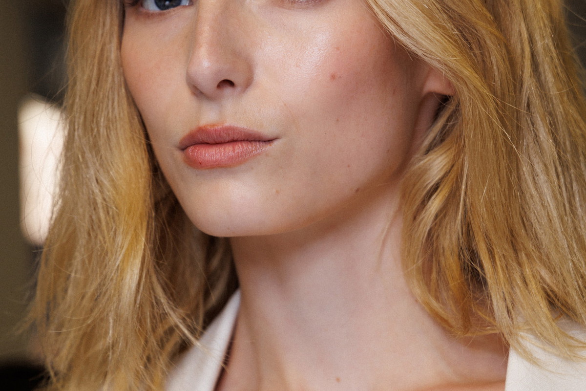 Polskie serum zmienia zniszczoną i szarą cerę w elastyczną „healthy glass skin”. W składzie ma peptydy miedziowe i kwas glutaminowy