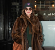 Czekoladowy płaszcz mob wife to mocny trend na jesień. Dakota Johnson zestawia go z wydłużającymi nogi jeansami