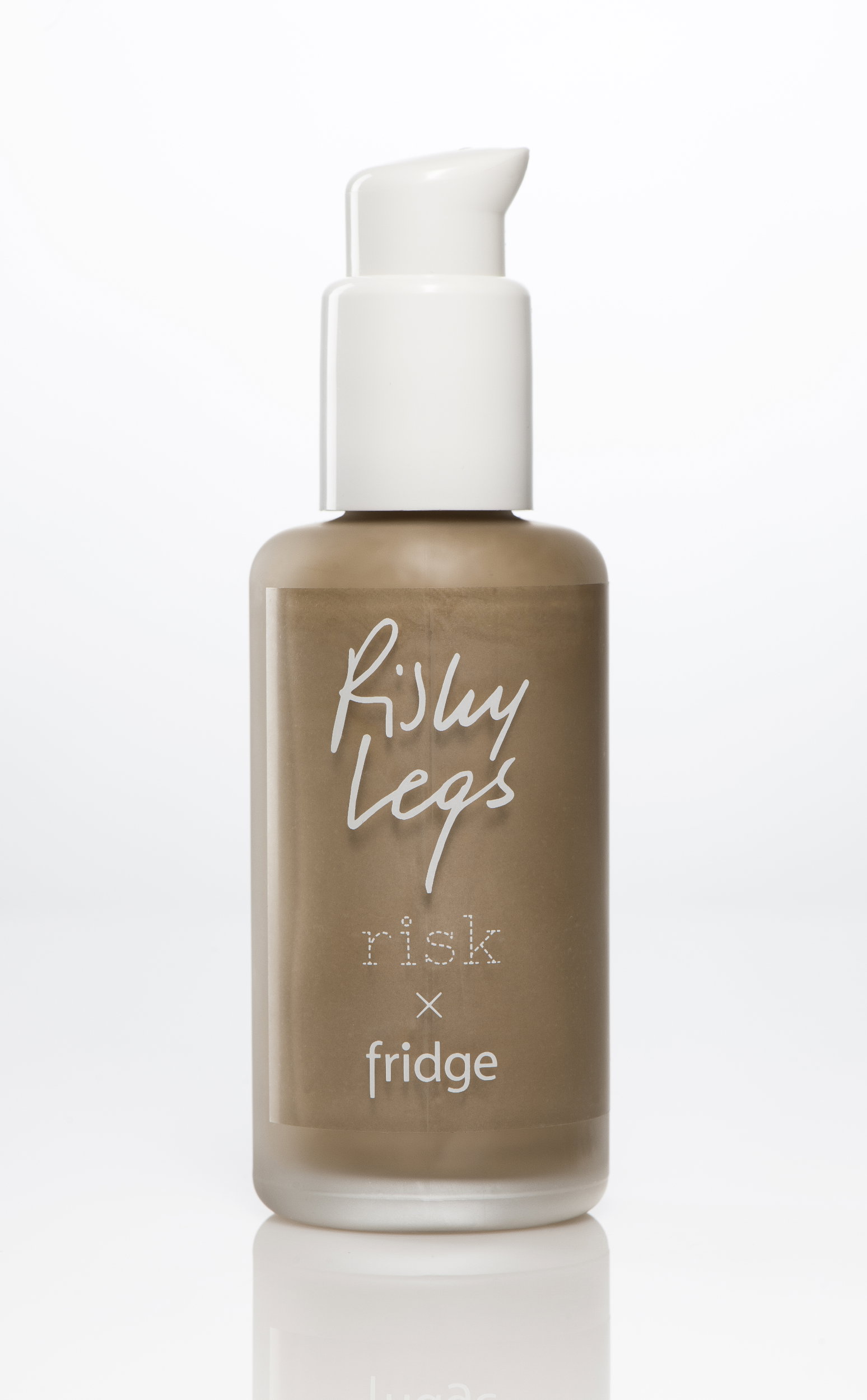 2. Wspólne dzieło marek Fridge By yDe i Risk. Podkład do nóg, który lekko je opala i maksymalnie nabłyszcza na cały dzień. Jest tak doskonały, że smarujemy nim ramiona, dekolt, a nawet twarz, bo nadaje skórze tak najbardziej pożądany, zdrowy blask! Risky