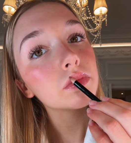 Harper Beckham prezentuje tutorial na makijaż ust