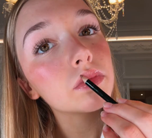 Harper Beckham prezentuje tutorial na makijaż ust