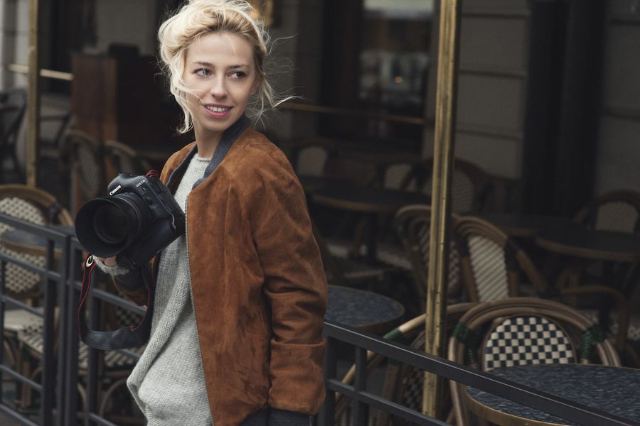 Asia Typek fotografuje uliczną modę od 2012 roku. Za granicą współpracuje z magazynem „W”, portalem Highsnobiety i Garance Doré. W Polsce z La Manią, Le Brand i PLNY Lala.