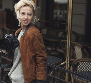 Asia Typek fotografuje uliczną modę od 2012 roku. Za granicą współpracuje z magazynem „W”, portalem Highsnobiety i Garance Doré. W Polsce z La Manią, Le Brand i PLNY Lala.