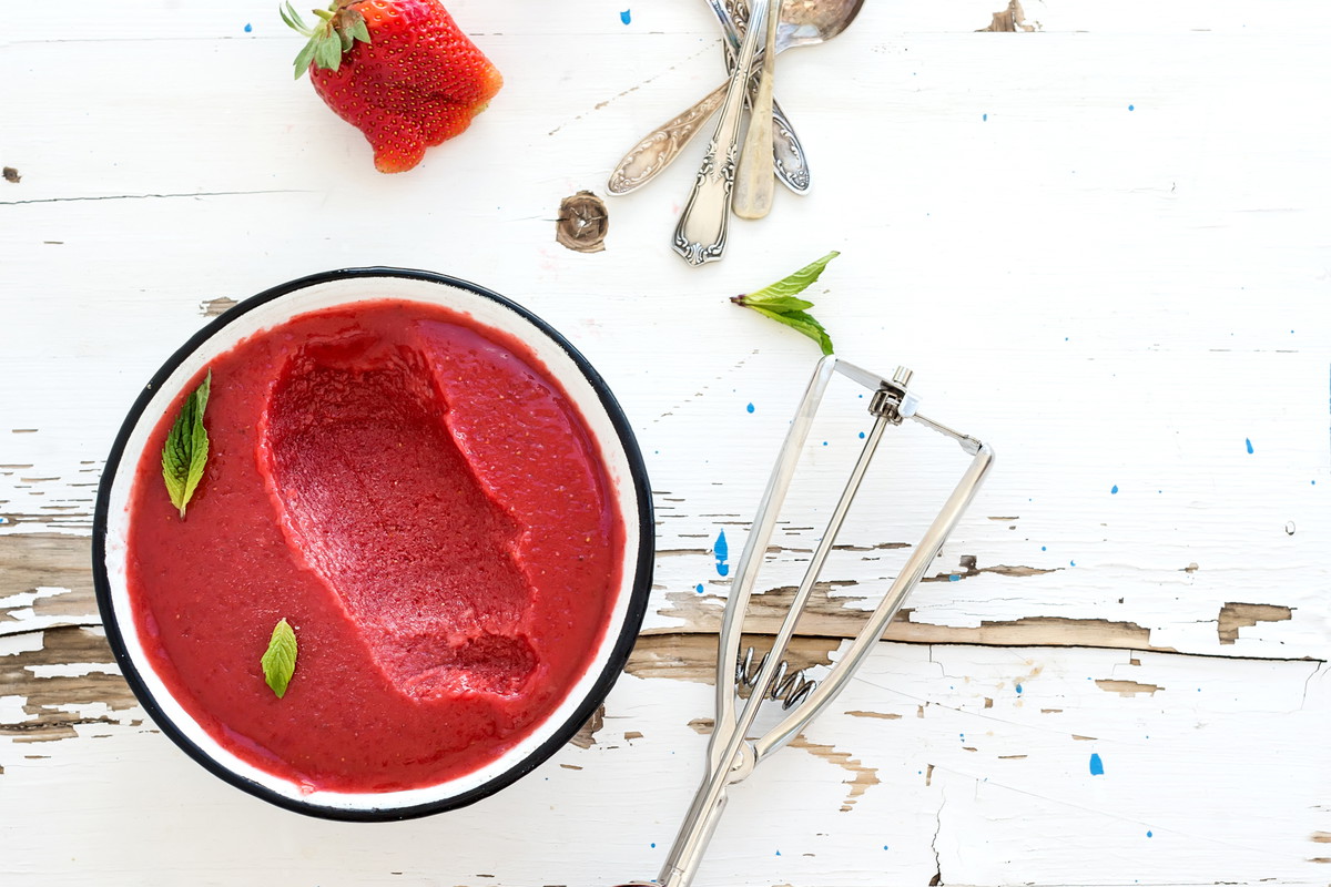 Przepisy na domowe lody: sorbet truskawkowy