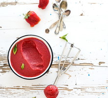 Przepisy na domowe lody: sorbet truskawkowy