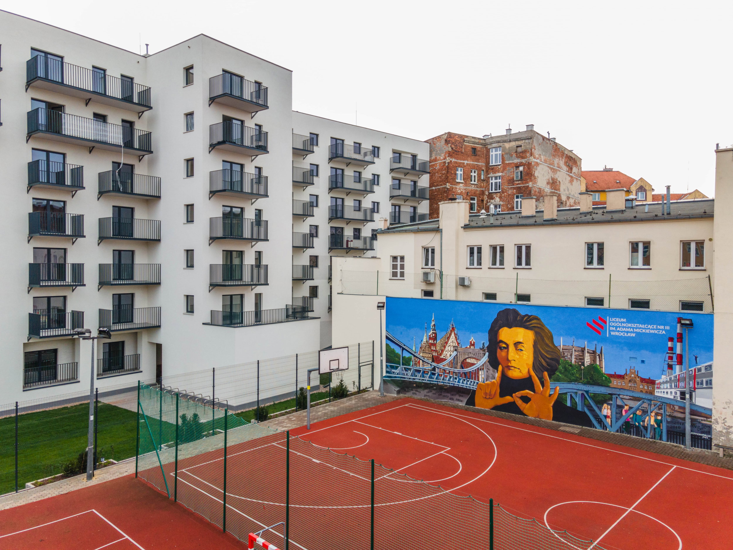 Antysmogowy mural na boisku Liceum Ogólnokształcącego nr III we Wrocławiu, projekt: Maciej Konopka