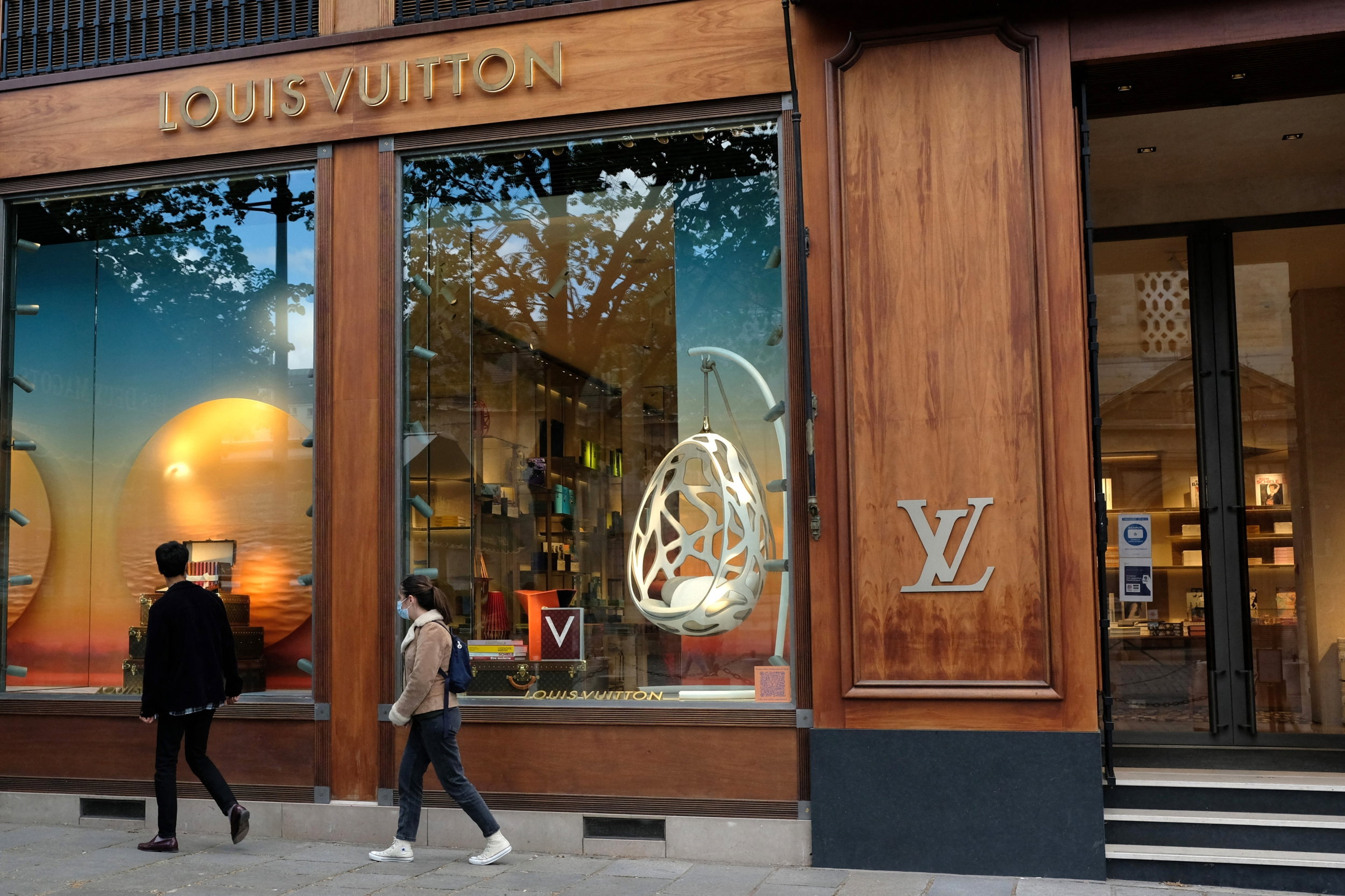 Księgarnia w paryskim butiku Louis Vuitton