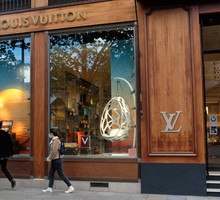 Księgarnia w paryskim butiku Louis Vuitton