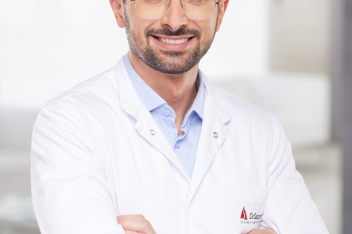 dr n. med. Piotr Stabryła, specjalista chirurgii plastycznej z kliniki Dr Szczyt-Charytonowicz